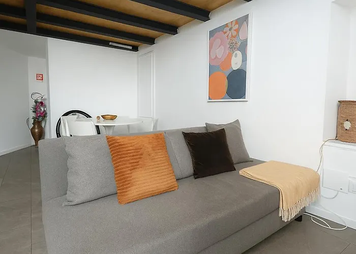 Hbhall Navigli 5 * Милан